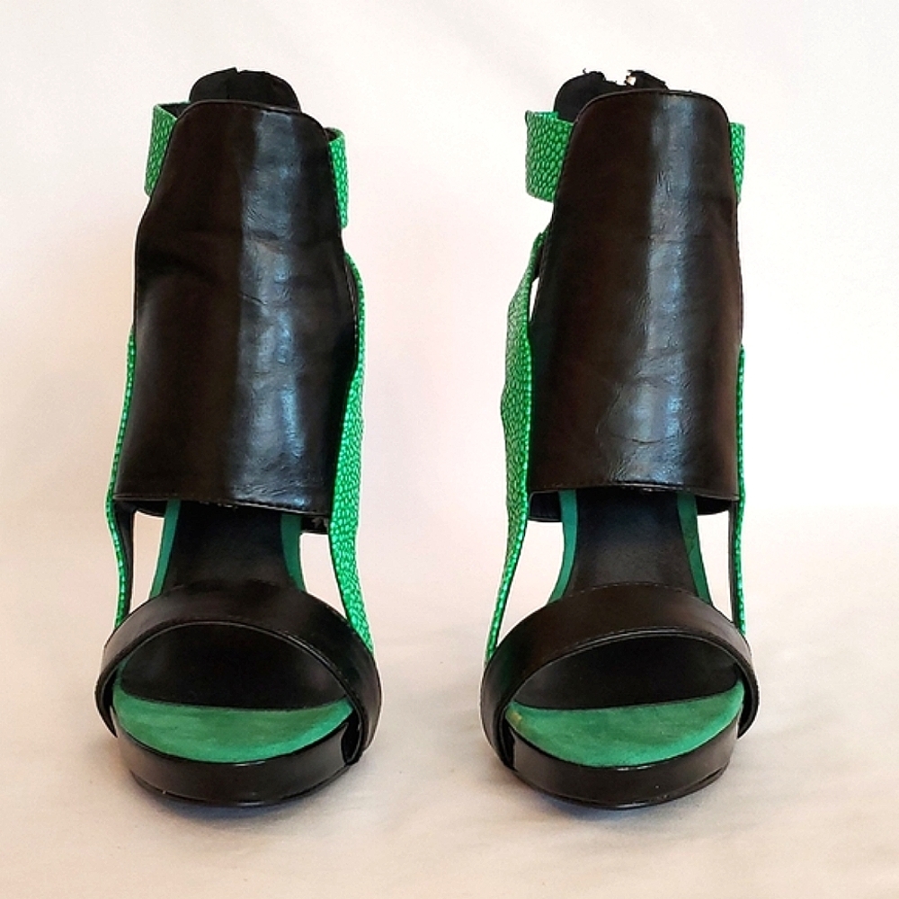 Shoedazzle | Camele Green/Black heels - Picture 2 of 16